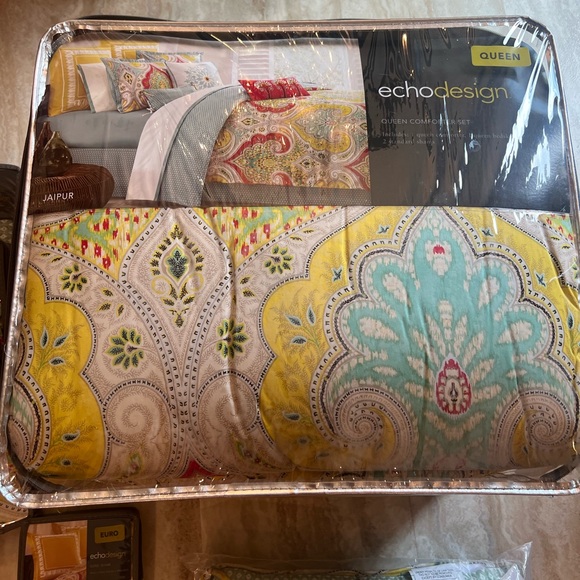 Queen EchoDesign Comforter Set with 2 extra Shams & decorative Pillow - Picture 2 of 8
